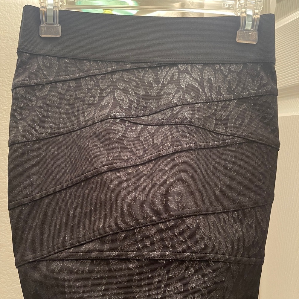 2B Bebe Black Textured Pencil Skirt